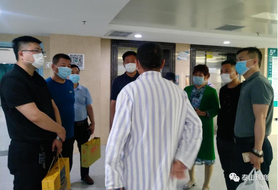 真情送慰问—商会同仁慰问患病会长(图1)