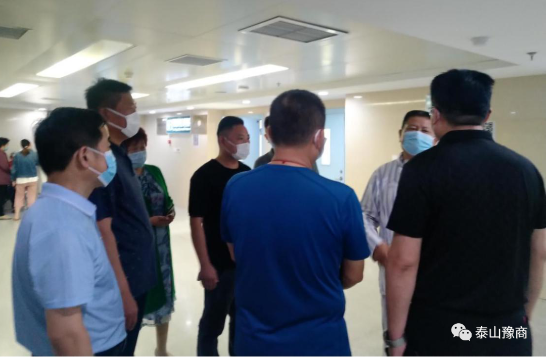 真情送慰问—商会同仁慰问患病会长(图2)